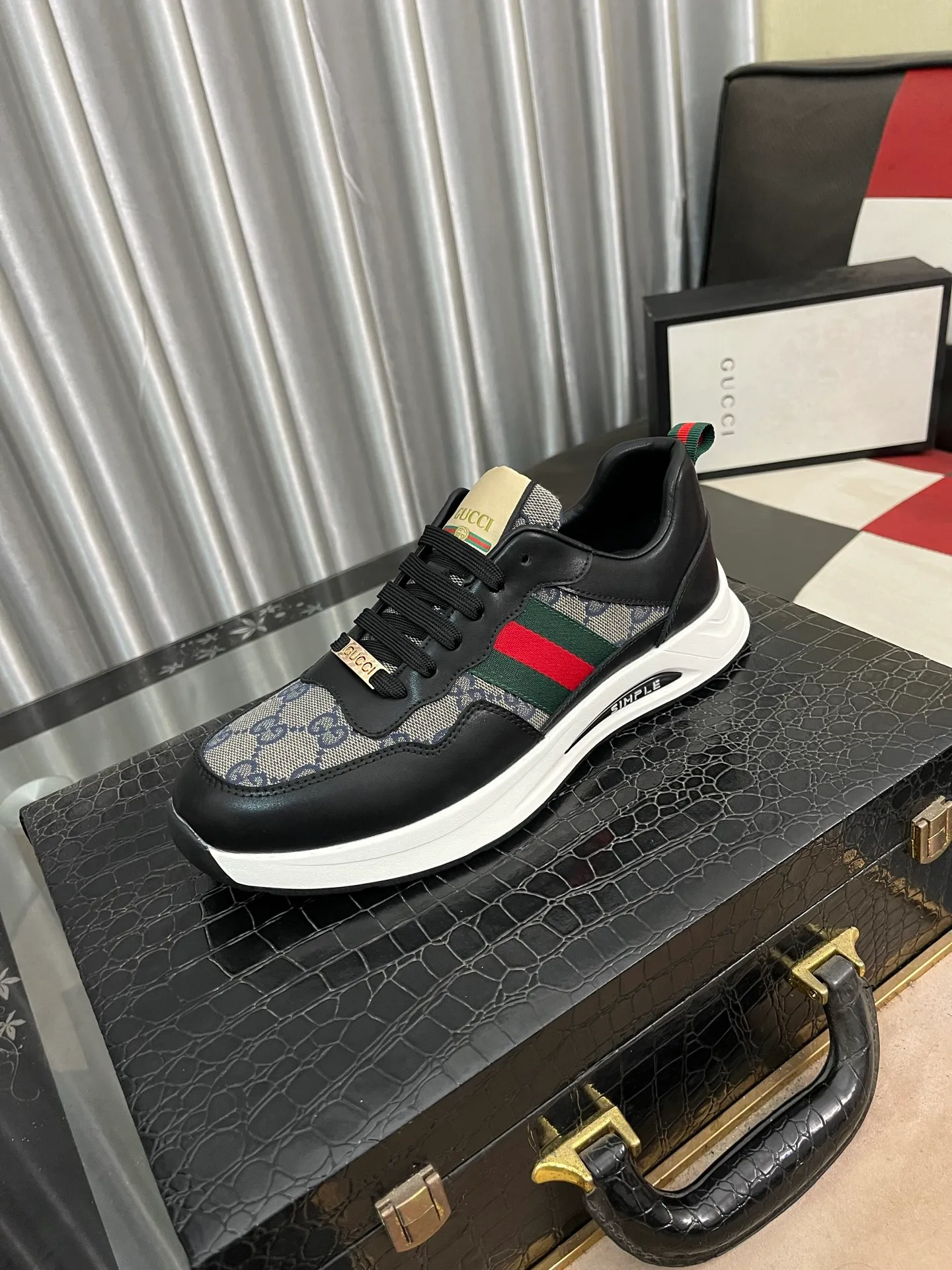Men's shoes💰420⌚️⌚️[GUCCI] Gucci men's casual shoes are absolutely popular🔥The ultimate matching item for trendy men! The charm of super texture is unstoppable. This is the main recommendation. The upper is made of high-quality cowhide, with pig lining feet and wear-resistant rubber sole. It is noble and elegant! Extremely comfortable🎁🎁You can be as handsome as you want💪 Size 38-44! 2️⃣colors available
